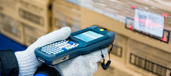 Warehousing rfid helping employee scan and keep track of inventory